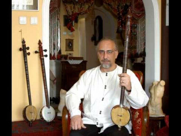Mehmet Refik Kaya / Rüyasında rebab gördü, 8 yılda yaptı, çalgısını zaman mekan makinesine dönüştürdü