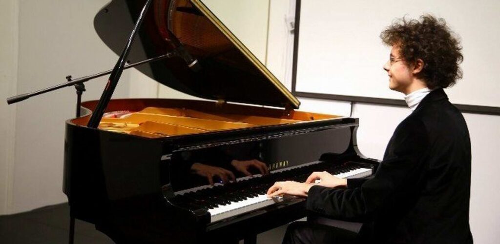 Can Çakmur / Fizikçi ya da kayakçı olabilirdim, 12 yaşında piyanoyu seçtim
